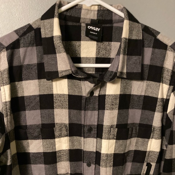 Oakley Plaid Flannel Button-up Shirt (M) - Picture 4 of 4